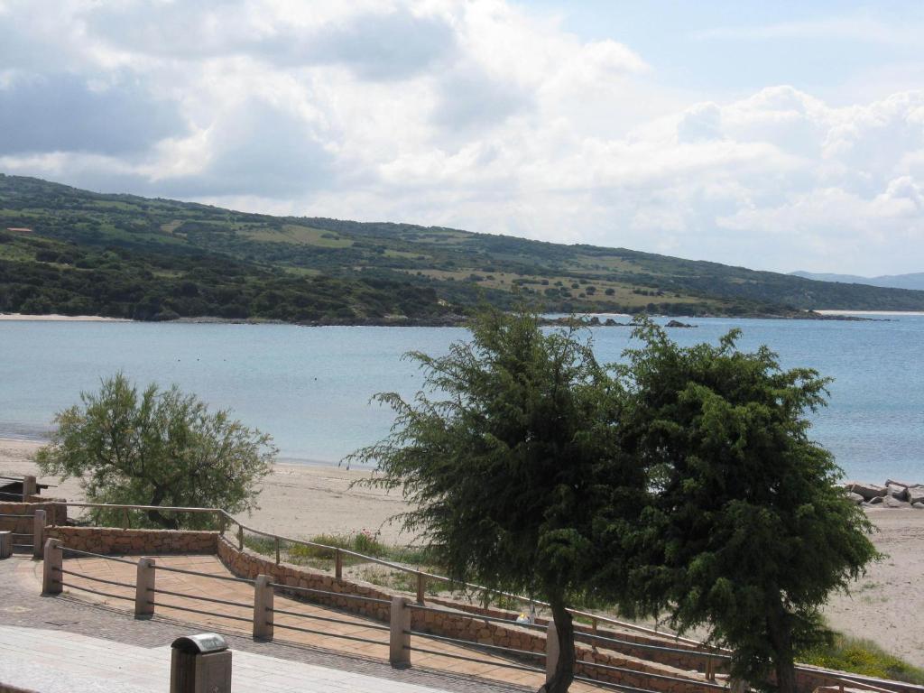 Borgo Spiaggia Vista Mare Isola Rossa Eksteriør billede