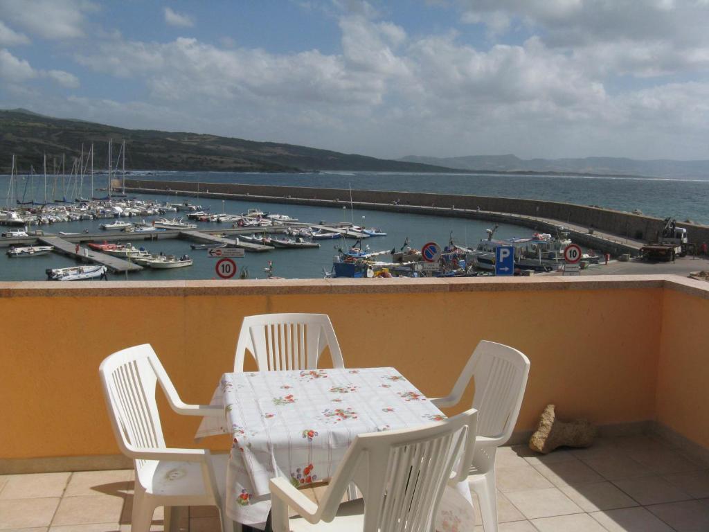 Borgo Spiaggia Vista Mare Isola Rossa Eksteriør billede