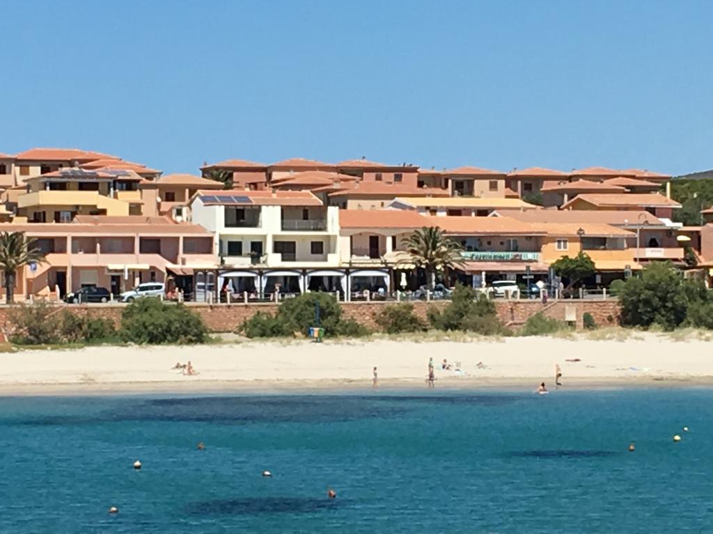 Borgo Spiaggia Vista Mare Isola Rossa Eksteriør billede